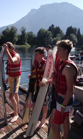 Jugend beim Wasserskifahren