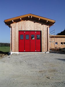Bei dem Tor siecht ma glei das des a Feiawehrhaus is!